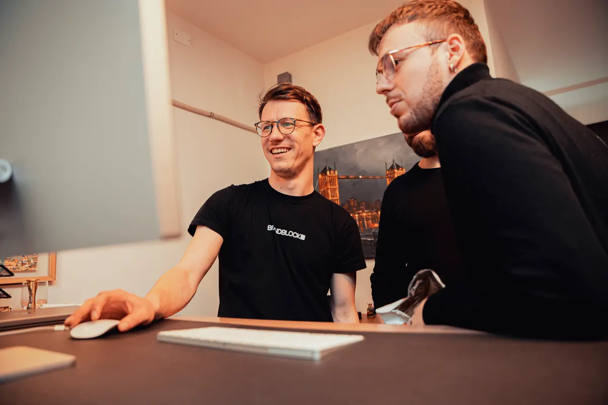 Persone che lavorano insieme nello spazio di coworking WorkBlock a Sarnico