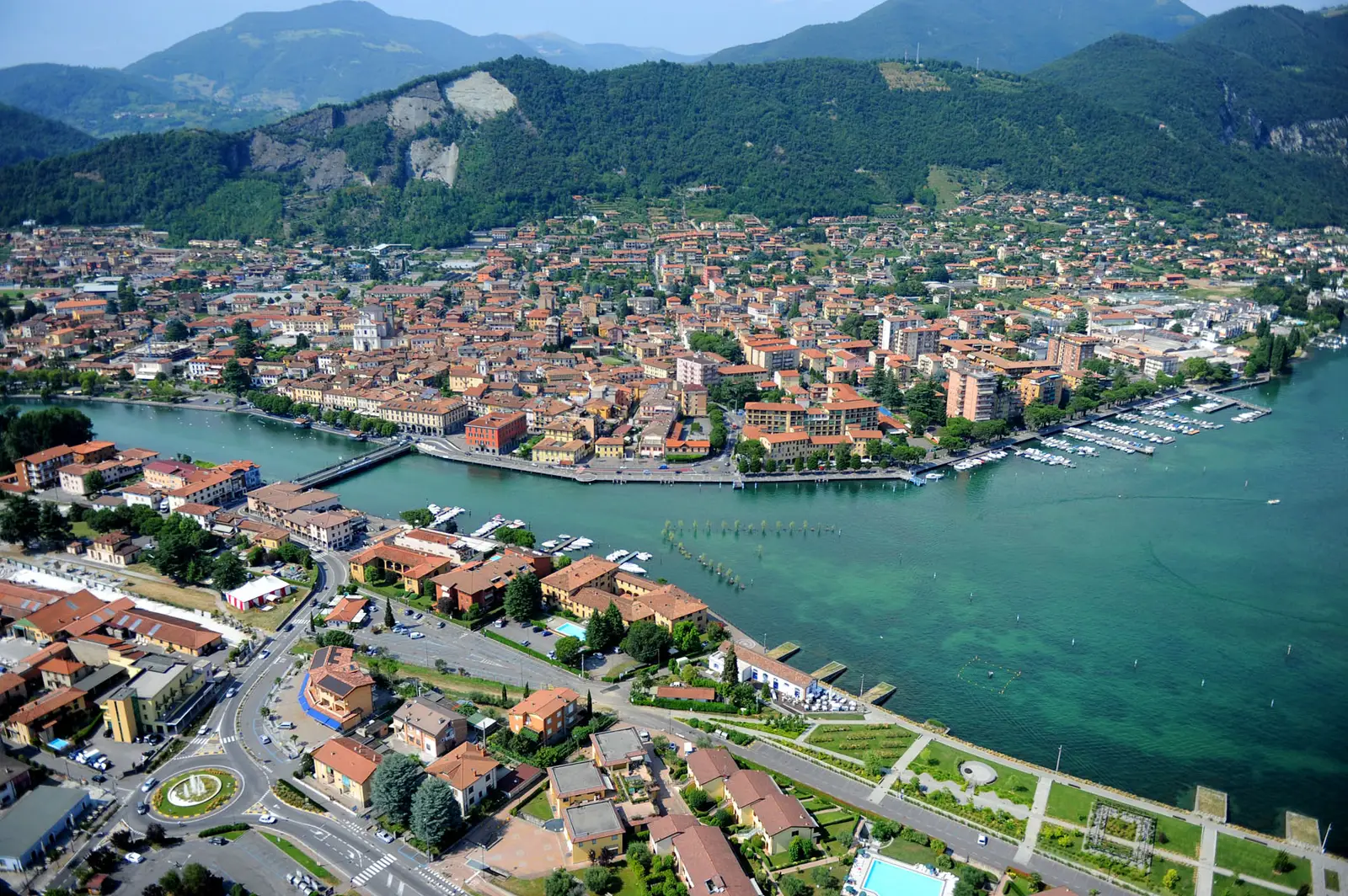 Veduta aerea di Sarnico sul Lago d'Iseo