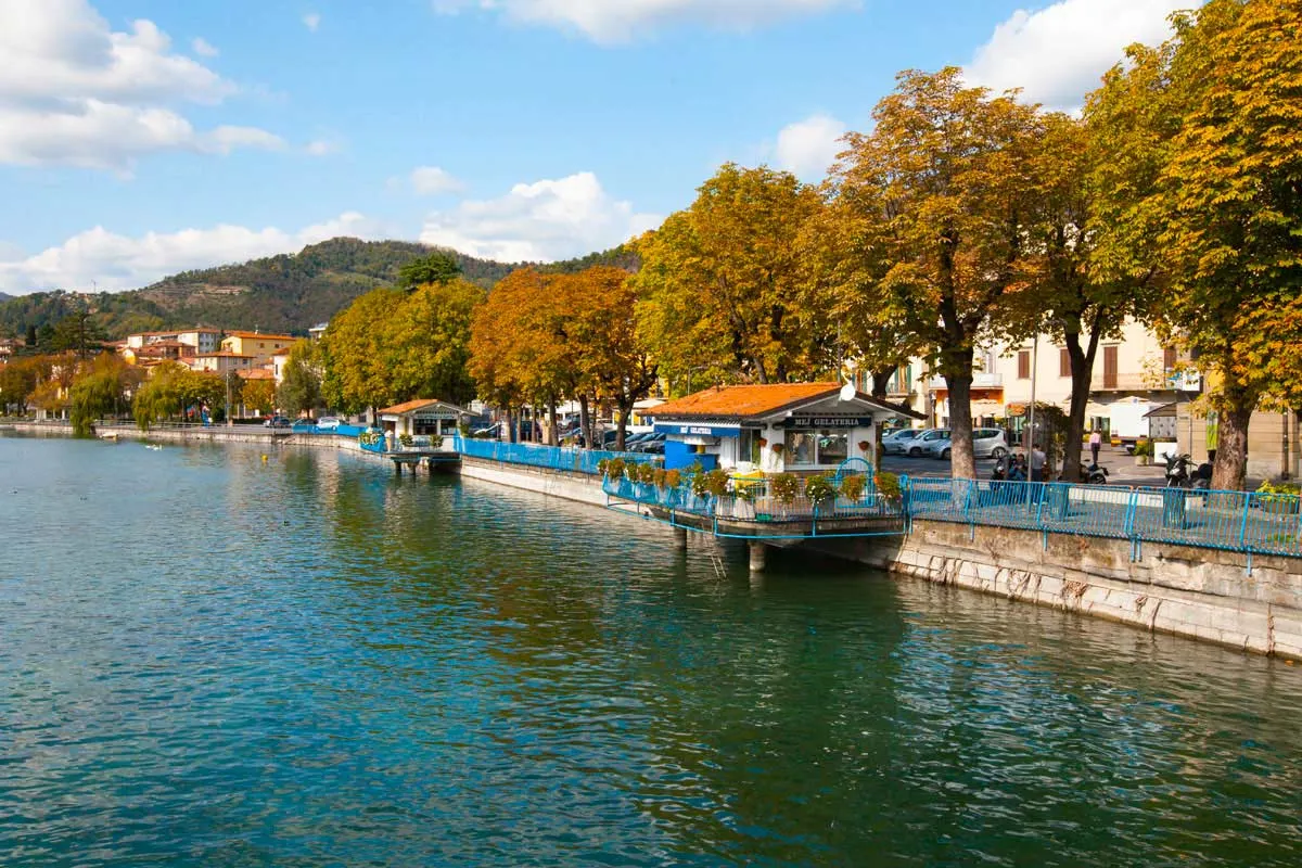 Il lungolago del Lago d'Iseo a Sarnico, a un minuto da WorkBlock